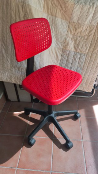 Silla IKEA roja infantil con ruedas
