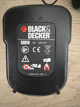 Cargador y 2 Baterías Black & Decker 12V