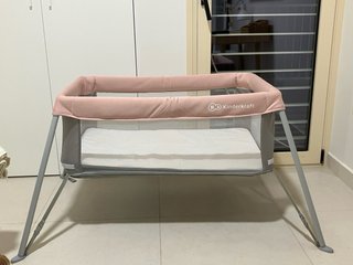 Cuna de viaje Kinderkraft rosa y gris