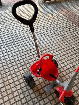Triciclo infantil rojo y gris