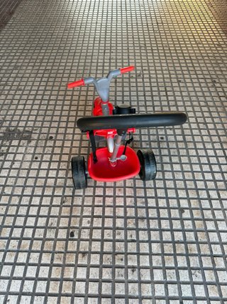 Triciclo infantil rojo y gris