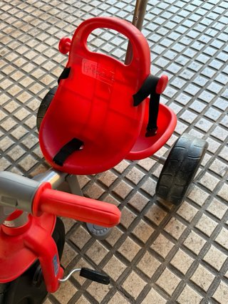 Triciclo infantil rojo y gris