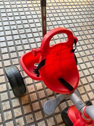 Triciclo infantil rojo y gris
