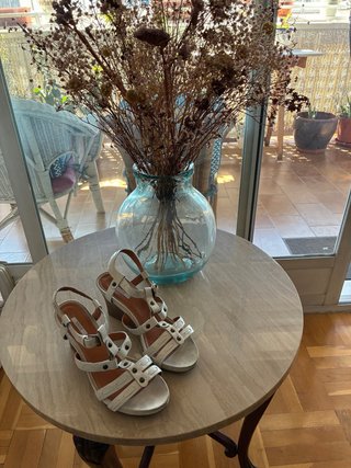 Sandalias Geox blancas y plateadas