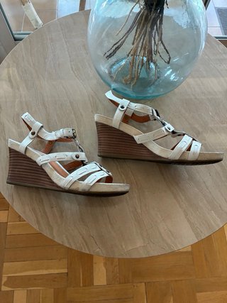 Sandalias Geox blancas y plateadas