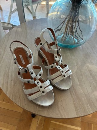Sandalias Geox blancas y plateadas
