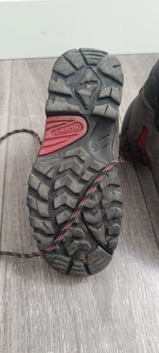 Botas de montaña grises y rojas