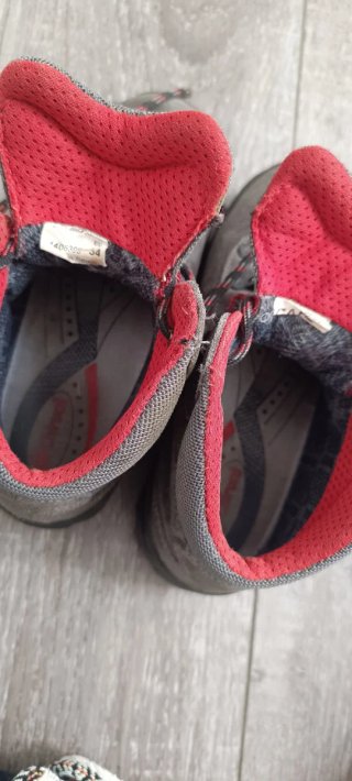 Botas de montaña grises y rojas