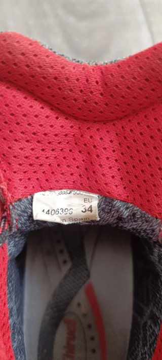 Botas de montaña grises y rojas