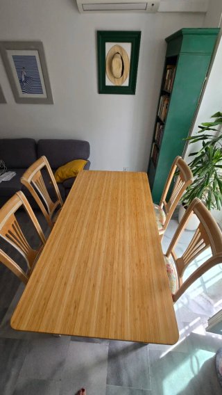 Mesa de comedor de bambú