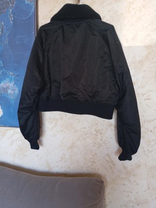 Chaqueta bomber negra con cuello de borreguito que
