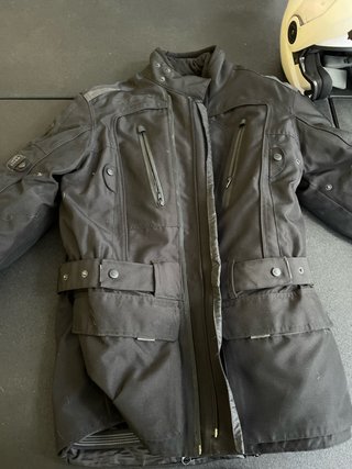 Conjunto moto: cazadora, casco y guantes