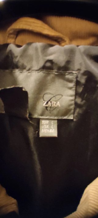 Chaleco acolchado Zara mostaza.