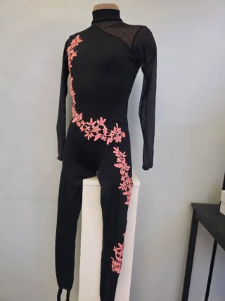 Mono patinaje artístico negro y rosa