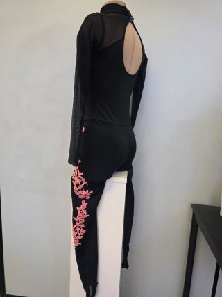 Mono patinaje artístico negro y rosa
