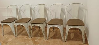 Sillas estilo Tolix metálicas con madera.