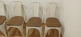 Sillas estilo Tolix metálicas con madera.