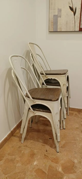 Sillas estilo Tolix metálicas con madera.