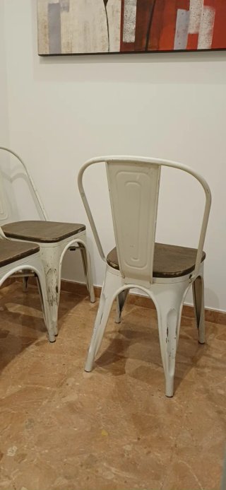 Sillas estilo Tolix metálicas con madera.