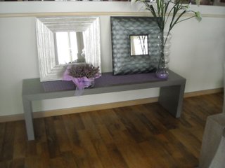 Tavolino moderno grigio e viola