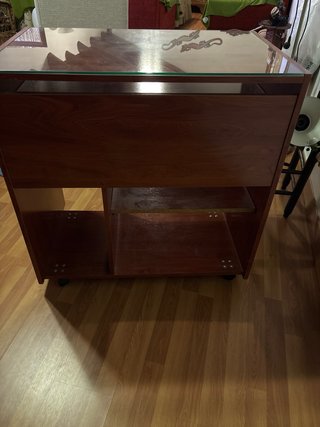 Tavolo da studio con vetro e ruote