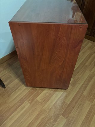 Tavolo da studio con vetro e ruote