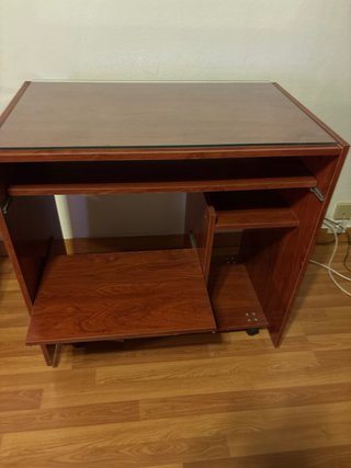 Tavolo da studio con vetro e ruote