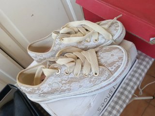 Tenis beige y blanco talla 36
