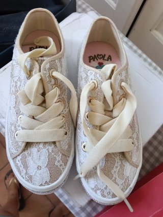Tenis beige y blanco talla 36