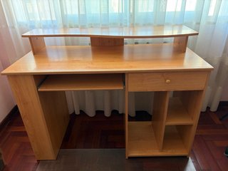 Escritorio de madera con estante superior