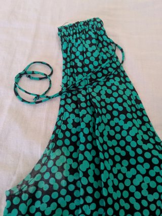Mono de satén verde con estampado