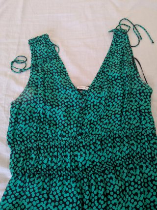 Mono de satén verde con estampado