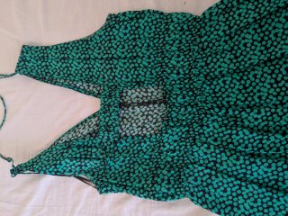 Mono de satén verde con estampado