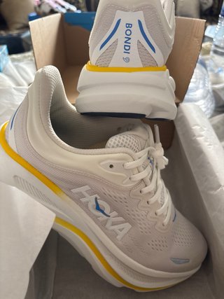 Tenis Hoka Blancos y Amarillos
