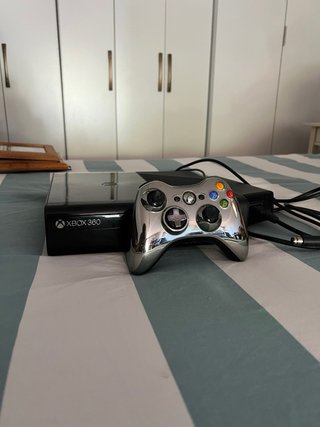 Xbox 360 + 12 juegos + mando plateado
