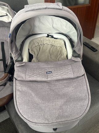 Carrito de bebé Chicco gris sistema trío completo.