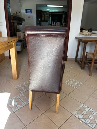 Mesa de comedor de madera con 4 sillas a conjunto