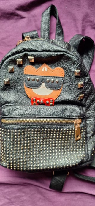 Mochila negra tachuelas oso