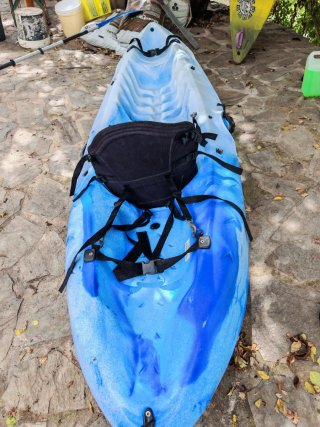 Kayak azul y blanco para mar, ríos y lagos