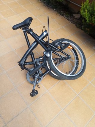 Bicicleta plegable negra