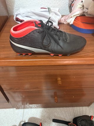 Zapatillas de fútbol Puma Negras y Rojas