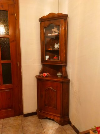 Angoliera in legno con vetrina