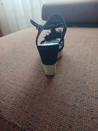 Sandalias azules con pedrería.Equivale al 37