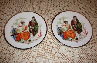 Jarrón y 2 platos antiguos decorados
