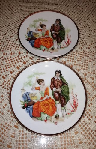 Jarrón y 2 platos antiguos decorados