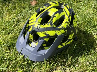 Bicicleta Rockrider ST 500 con casco