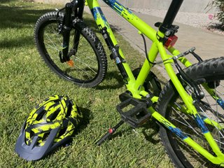 Bicicleta Rockrider ST 500 con casco