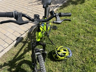 Bicicleta Rockrider ST 500 con casco