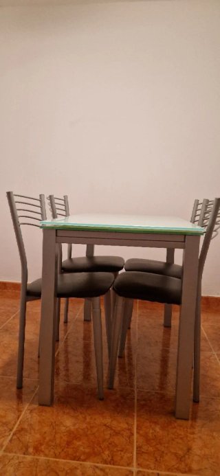 Mesa extensible cristal y 4 sillas