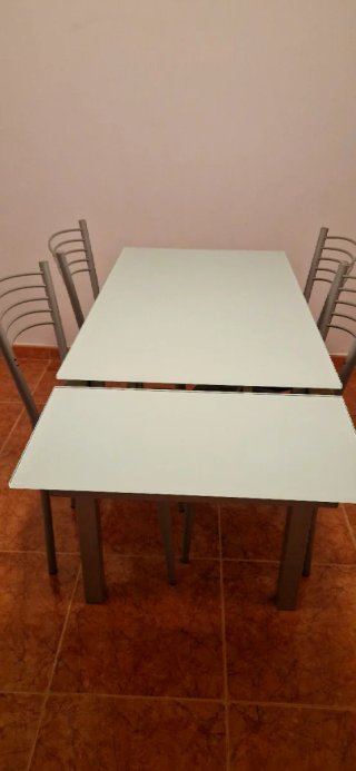Mesa extensible cristal y 4 sillas
